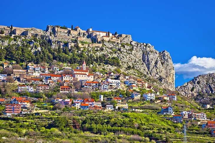 Stadt und Festung Klis 20 Minuten nördlich von Split (©Foto: iStock xbrchx)